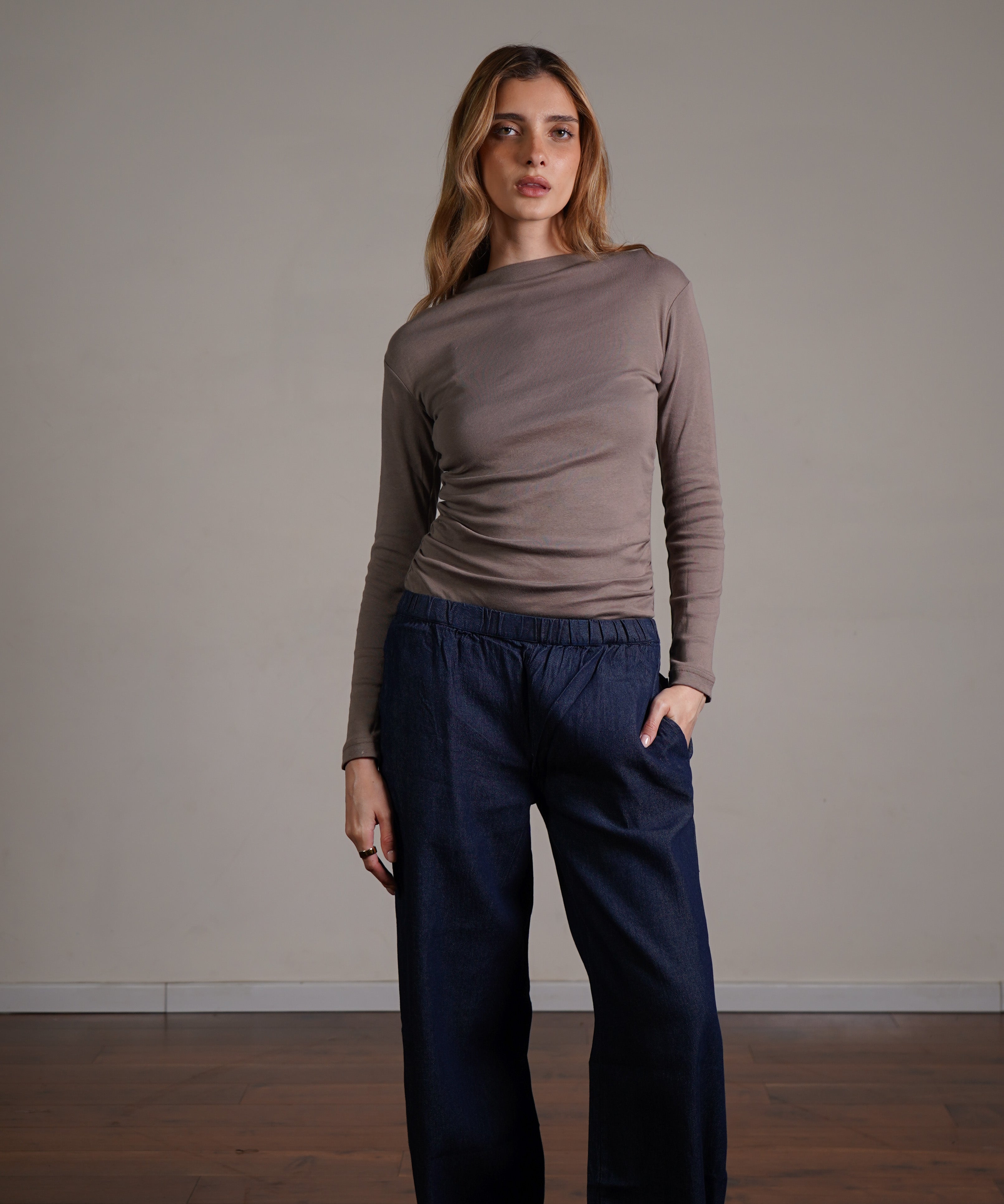 חולצה עם כיווצים 100% כותנה